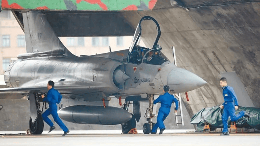 歼10C奔袭阿联酋,美国严防死守的中东后院，终究没守住？