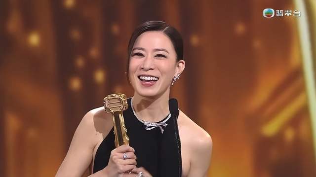 史无前例！佘诗曼第四次获视后，黄宗泽获“双料视帝”破个人记录