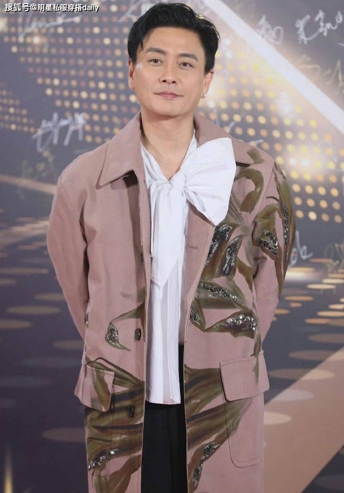 50岁佘诗曼赢麻了!4封TVB视后,与黄宗泽挽手走红毯,实至名归!