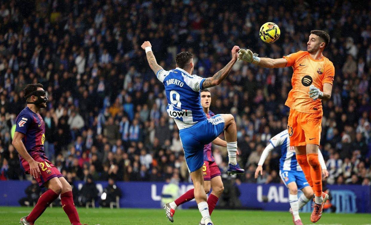 西班牙足球甲级联赛艰难！巴萨2-0稳坐联赛榜首西甲最新排名公开黄潜跻身前3位置