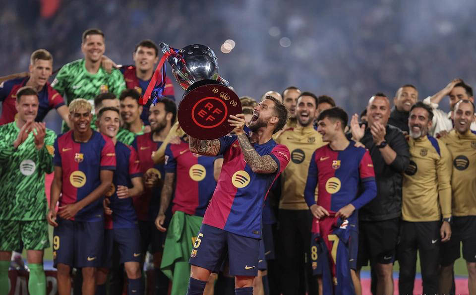 西班牙足球甲级联赛冠军只有一个目标！巴萨启航全力冲刺西超杯桂冠