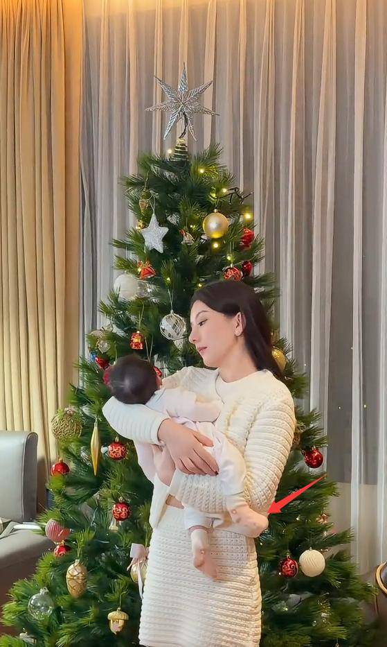 郭富城三胎千金露面,方媛抱娃姿势专业,一个细节暴露其家庭地位