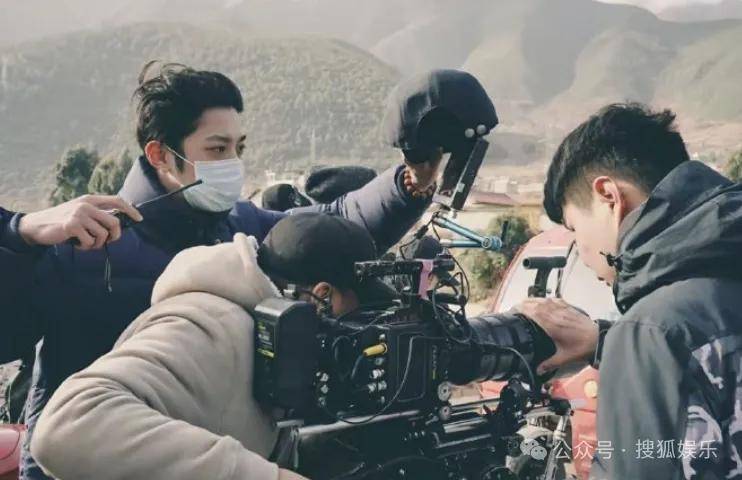 都退居幕后了还要被审判近照状态？他的转型真的还蛮彻底的......