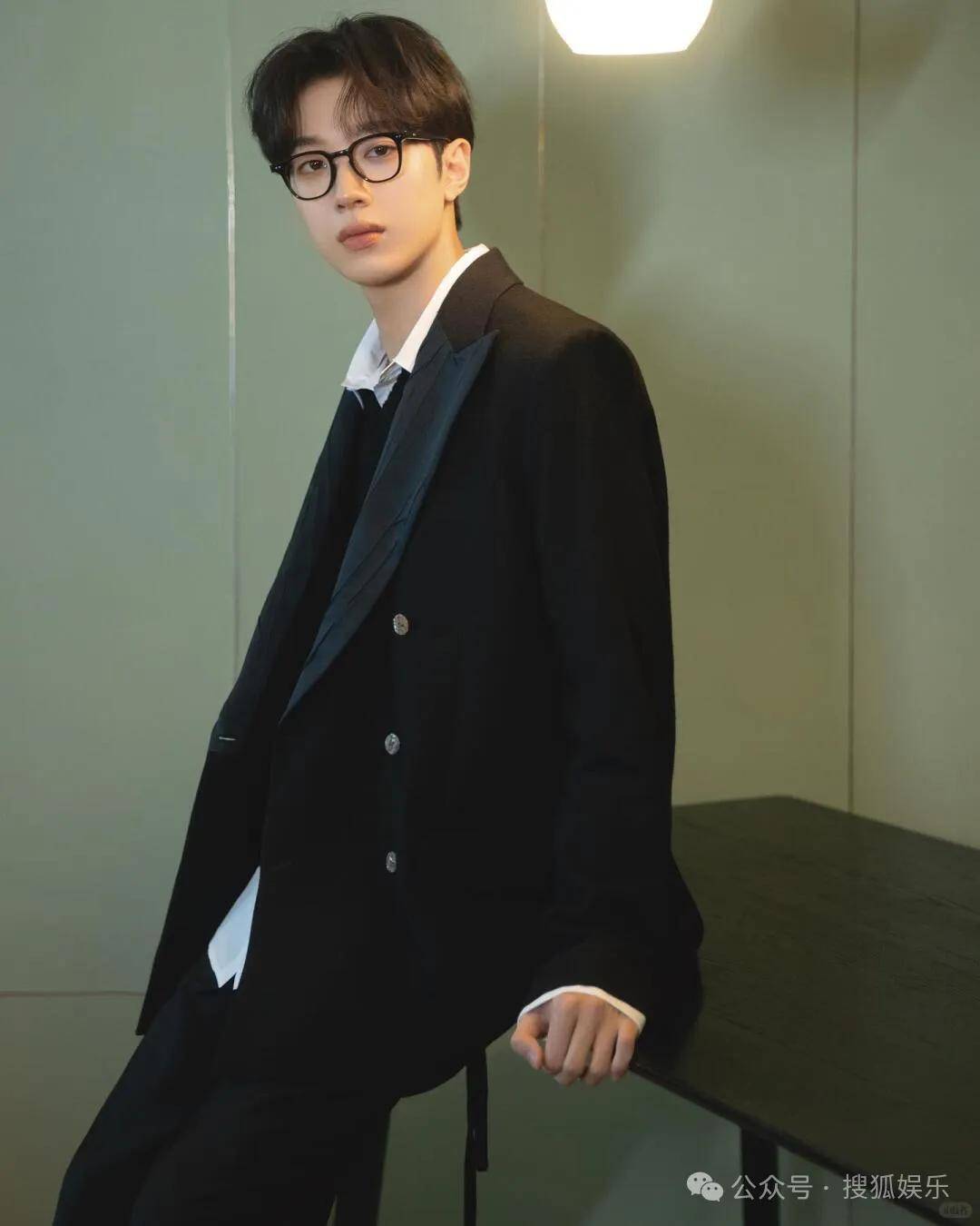 都退居幕后了还要被审判近照状态？他的转型真的还蛮彻底的......