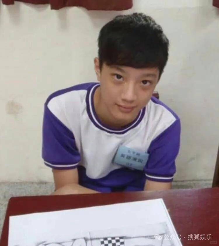 都退居幕后了还要被审判近照状态？他的转型真的还蛮彻底的......