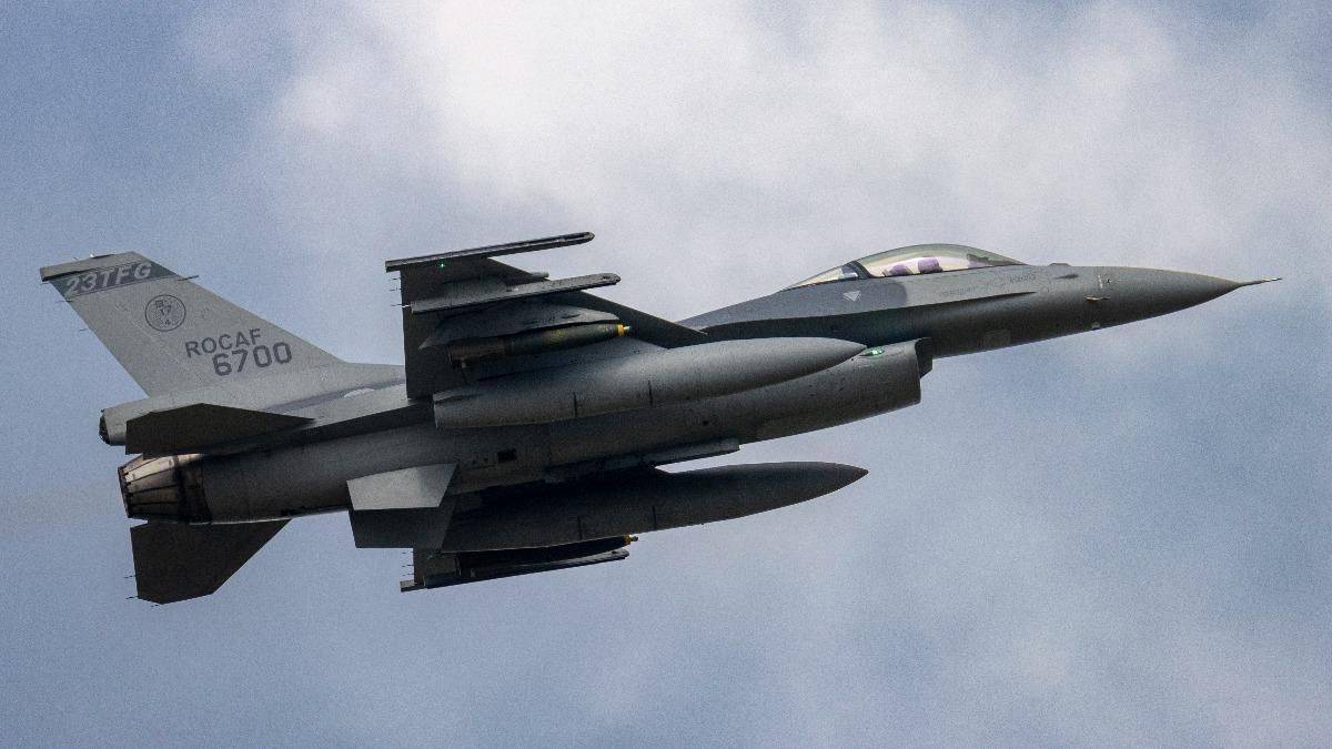 被解放军战机锁定,台军一架F-16V战斗机夜间坠海,飞行员疑似紧急弹射后失联