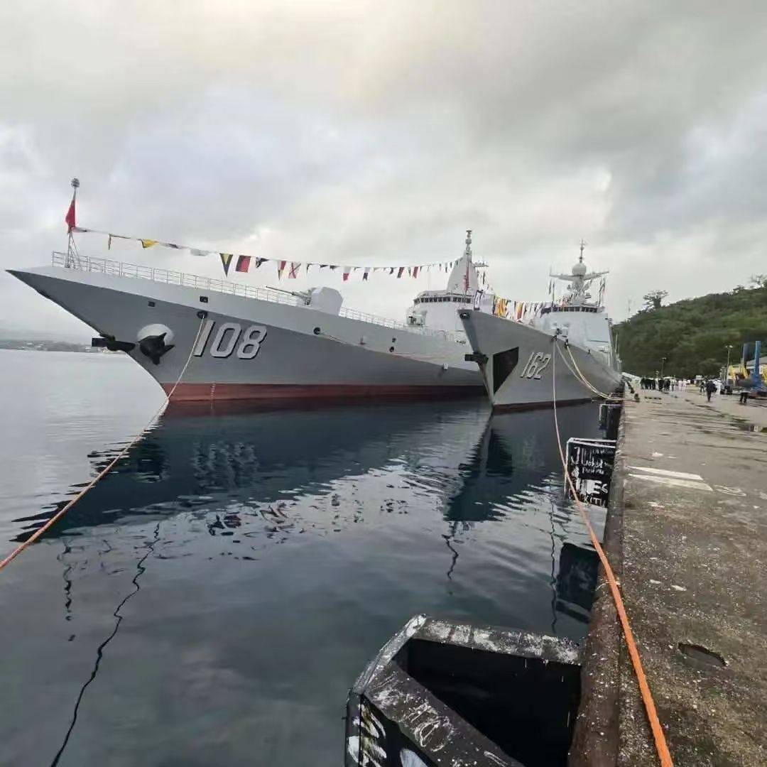 解放军新年开训启幕！4艘055万吨大驱同框，歼20实弹发射，剑指美军北上通道