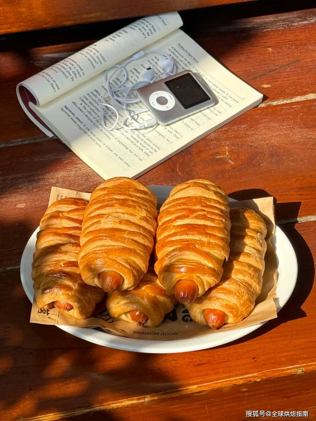 2万亿早餐大战:茶饮巨头为何集体“杀入”烘焙轻食?