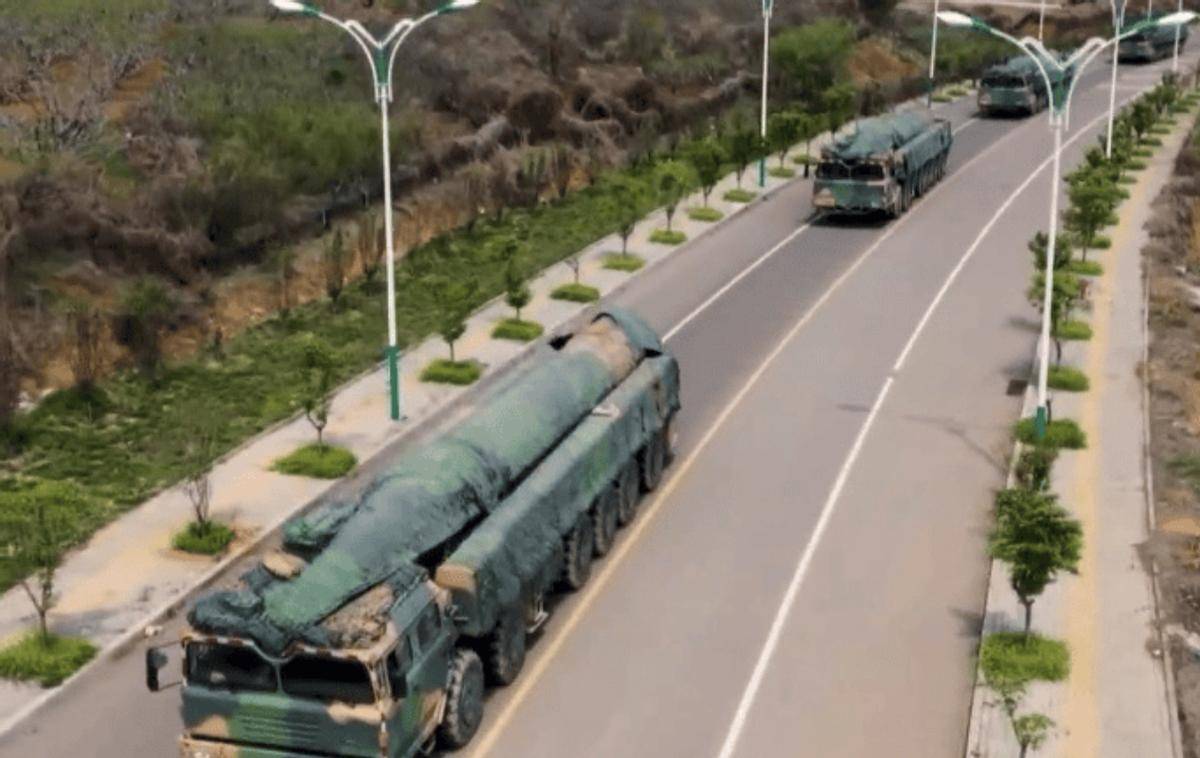 俄罗斯发射“榛树”中程弹道导弹，美军分析后发现，中国东风-27已战备值班！