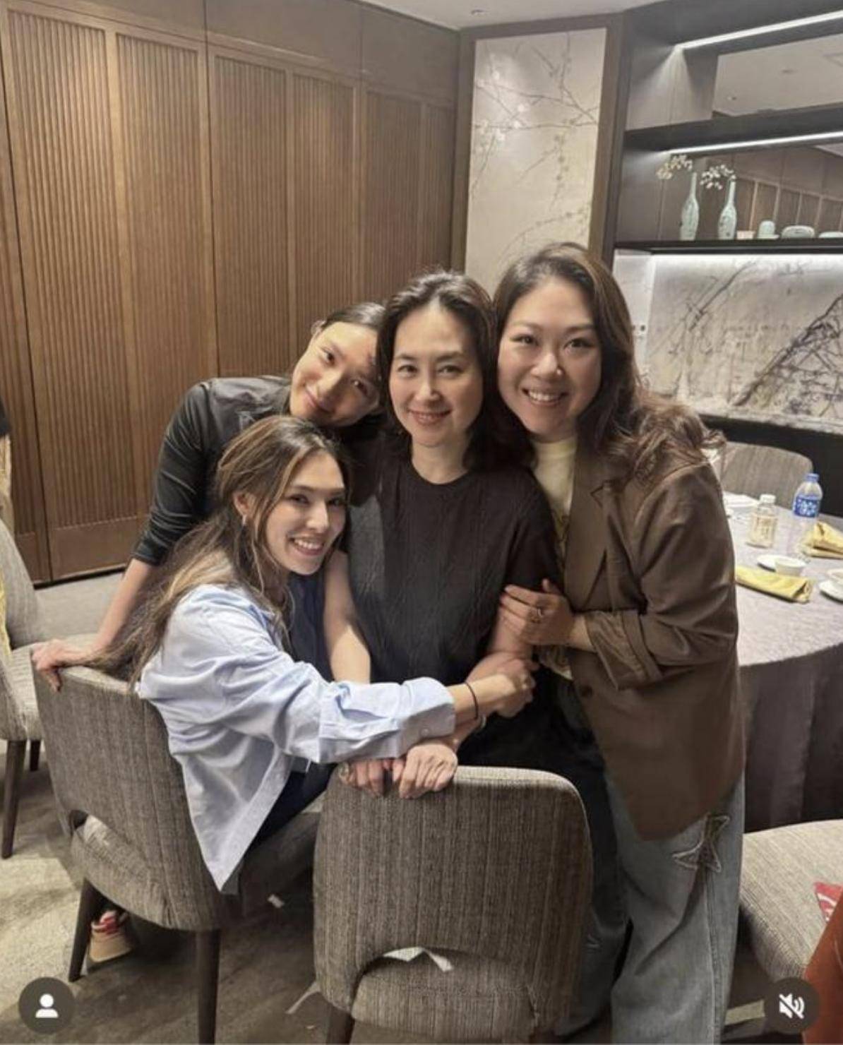 63岁何超琼陪干女儿吃生日饭，素颜现身优雅大方，无儿无女仍开心