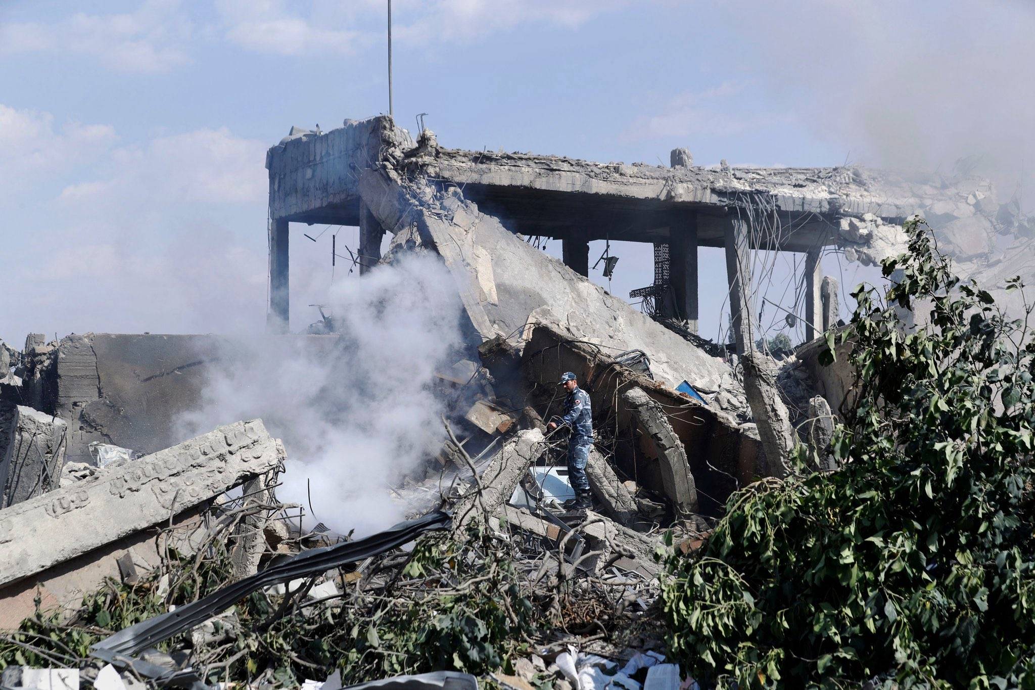 特朗普对委内瑞拉动武后，美国又动手了，大规模空袭叙利亚，要警告伊朗？