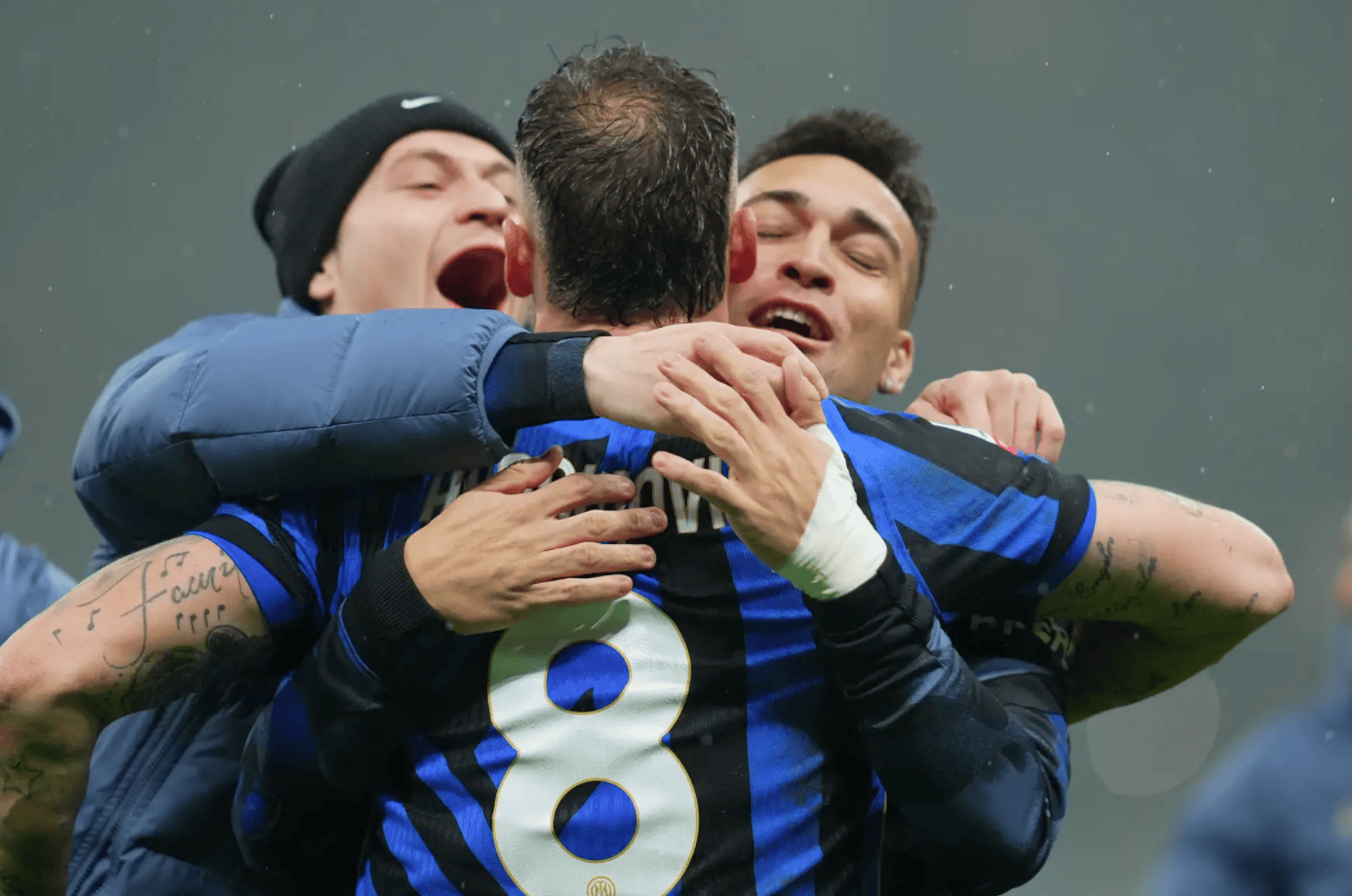 西班牙足球甲级联赛足坛狂欢一夜！巴萨3-2皇马夺冠拜仁8-1大胜AC米兰1-1爆冷国米2-2那不勒斯