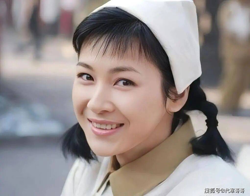 46岁童蕾近况曝光！老公被判刑欠下1.4亿债务，带女儿回农村生活