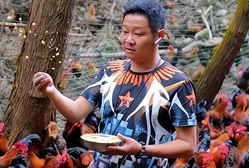 56岁赵亮现状太意外！娶小16岁模特娇妻，却隐居深山养鸡满脸沧桑