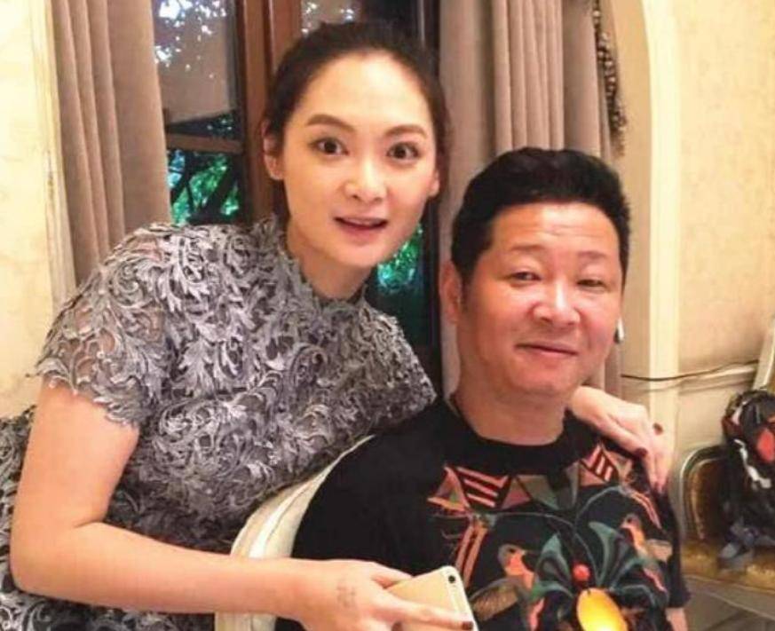 56岁赵亮现状太意外！娶小16岁模特娇妻，却隐居深山养鸡满脸沧桑