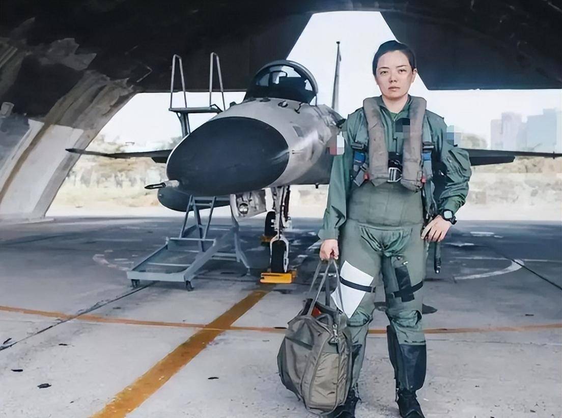 不用打就已经崩了？台专家：2025年超过100名台军飞行员提桶跑路