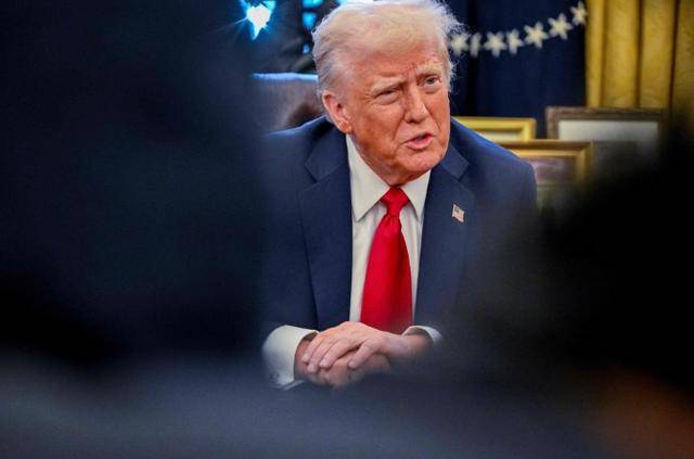 伊朗2000枚导弹对准美基地，中国把话带到，特朗普按下开战暂停键