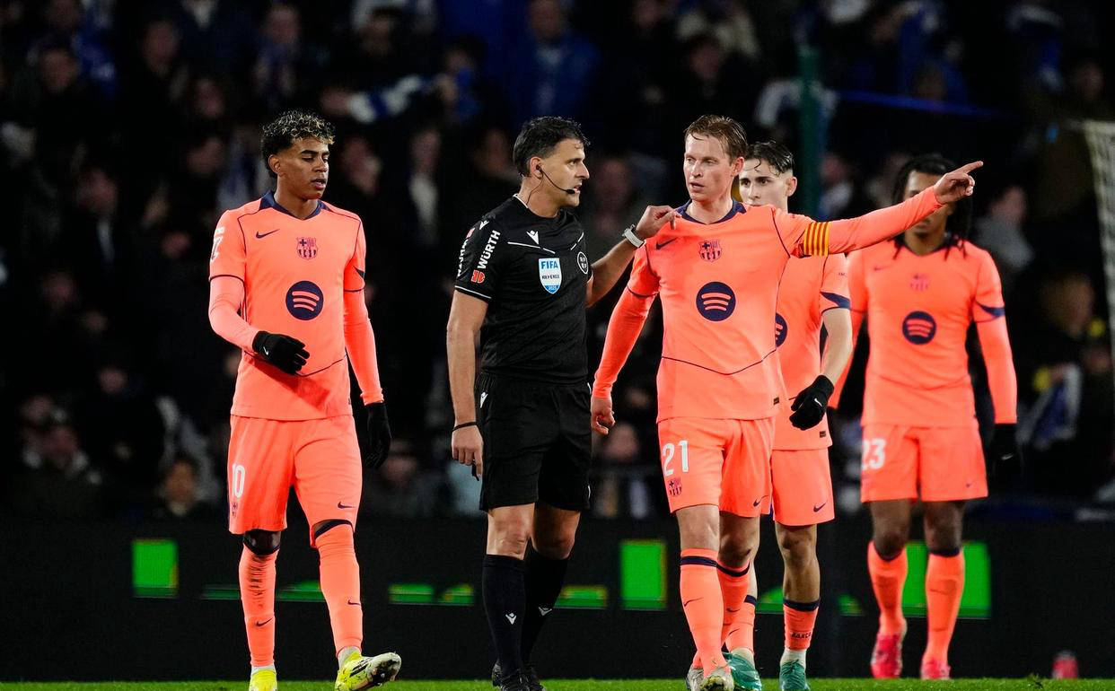 西班牙足球甲级联赛巴萨11连胜告终！德容怒斥主裁判：沟通无果被罚牌补时判罚极不公平