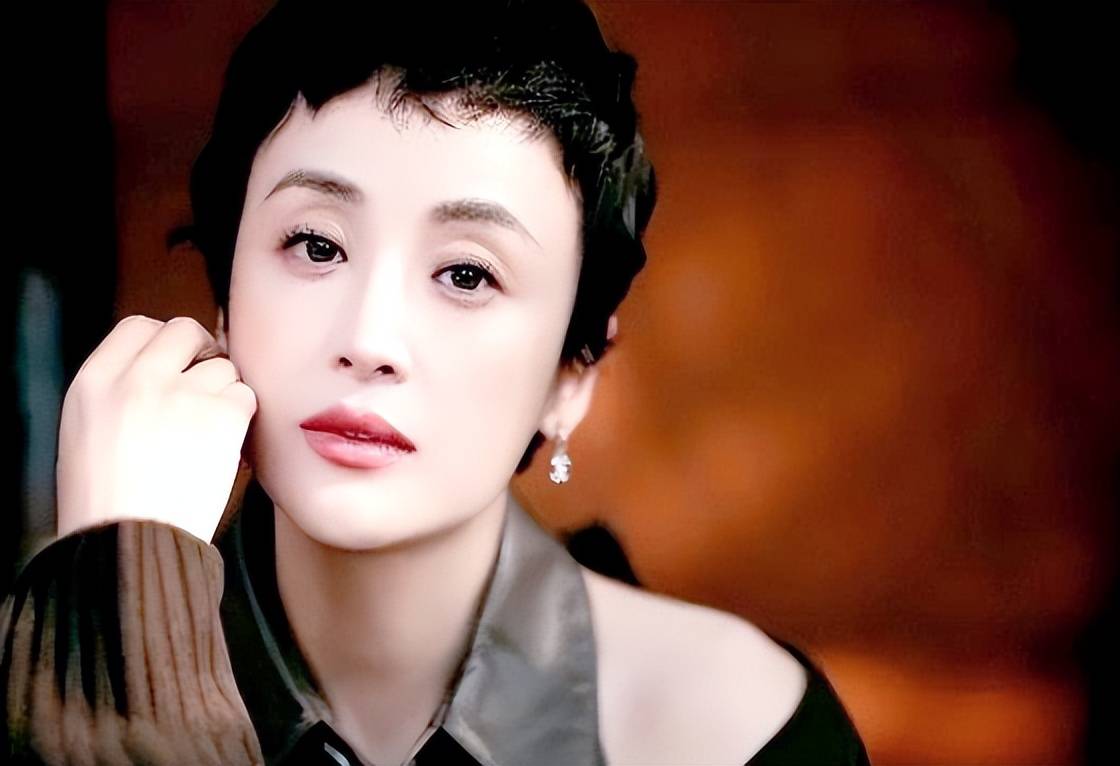 她长得漂亮，名气不大但演技好，出道25年零绯闻，如今依旧美丽