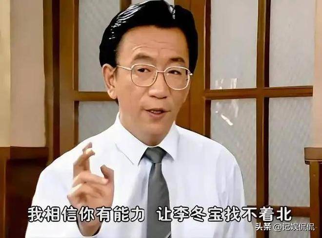 侯耀华办80大寿！穿金黄马褂派头足，现场开心收礼，儿子至亲没来
