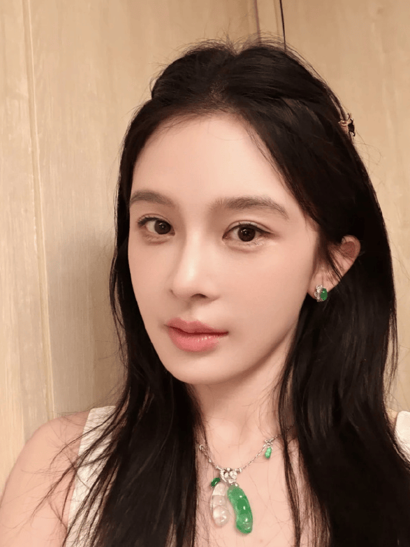 原创             赵樱子直播崩溃大哭！自曝每月砸数十万惨遭员工冷漠对待