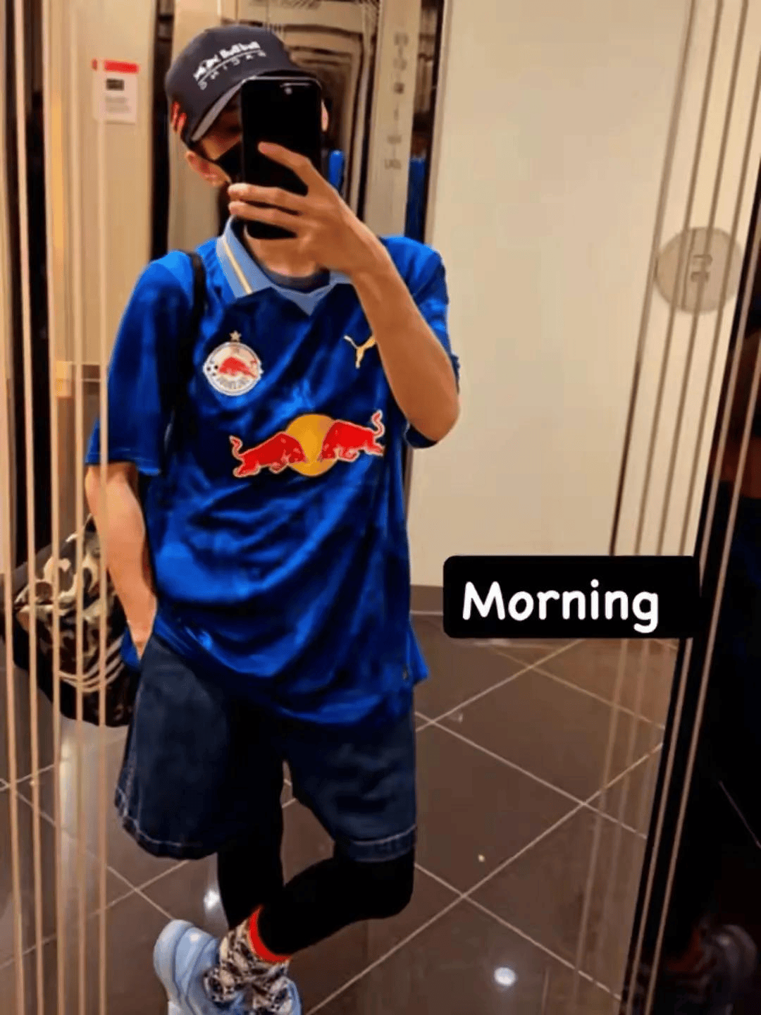 张柏芝和三个儿子飞澳洲，一家四口好有爱，15岁小Q比Lucas还要高