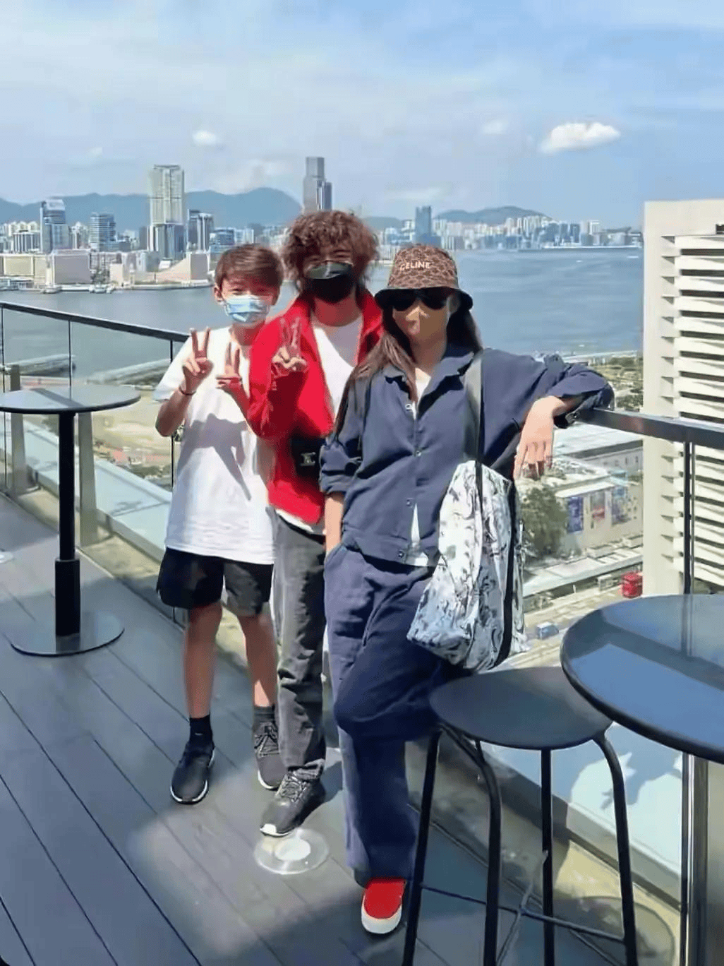 张柏芝和三个儿子飞澳洲，一家四口好有爱，15岁小Q比Lucas还要高