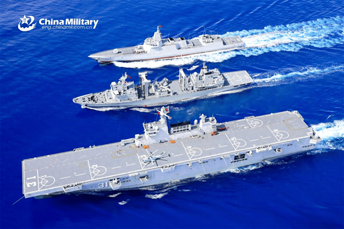 5:1！美媒：055已经没有对手了，中国称霸海上！两栖攻击舰将在2030年超越美国