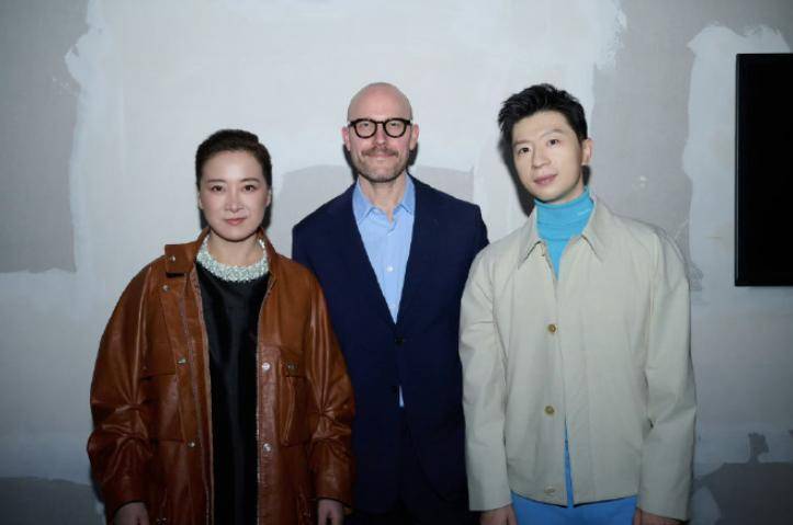 外媒的镜头好真实啊，43岁贾玲最新状态：面相变了跟换了魂一样