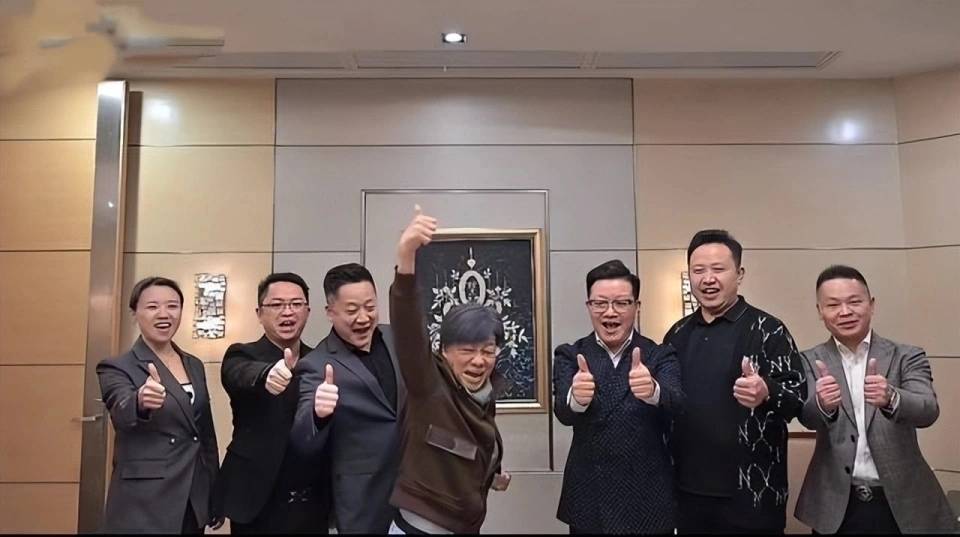 陈光标真敢说!他曝梁小龙是被身边人累垮的,早就劝过可惜没听劝,人走了账号还在卖货