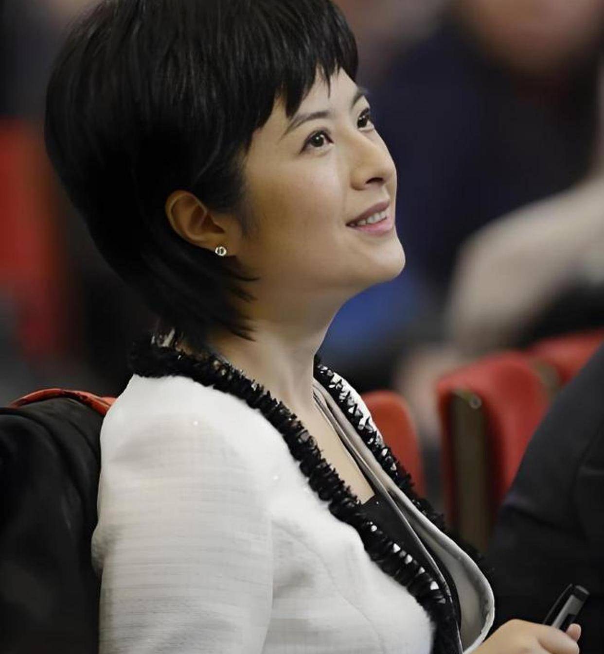 和李铁相守26年，离开央视后财富自由，定居上海，满头白发也坦然