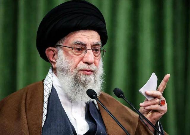 美军派重兵合围,伊朗2艘潜艇进驻霍尔木兹,中俄先断特朗普后路?