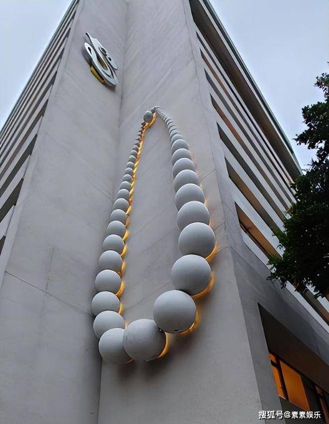 大S离世一周年，S Hotel酒店大门被木板封住，那串珍珠项链还挂着