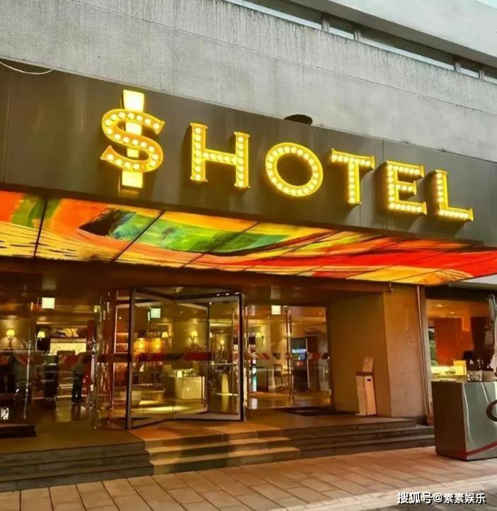 大S离世一周年，S Hotel酒店大门被木板封住，那串珍珠项链还挂着