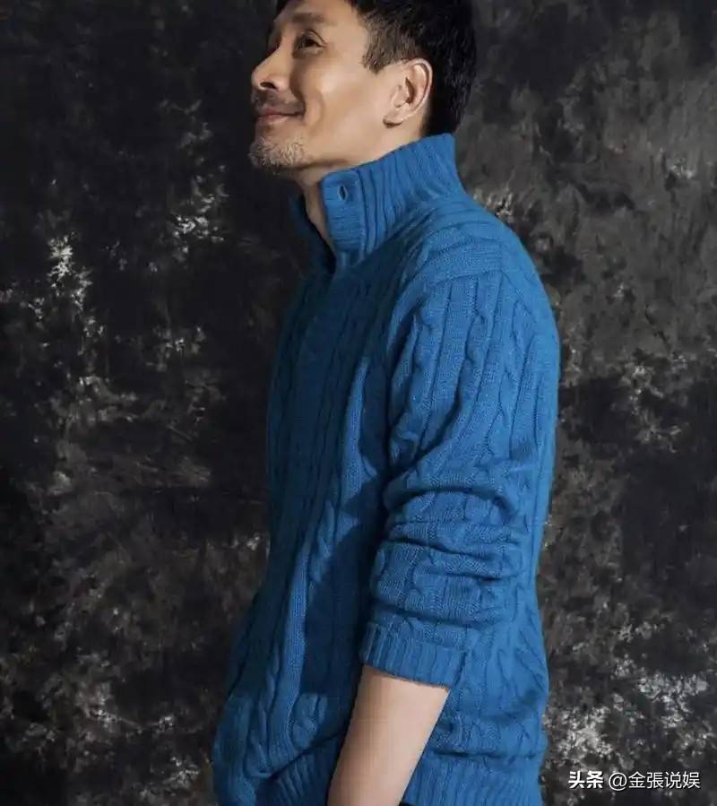 江珊演出获老公探班，56岁田小洁胡子花白好苍老，俩人不像姐弟恋