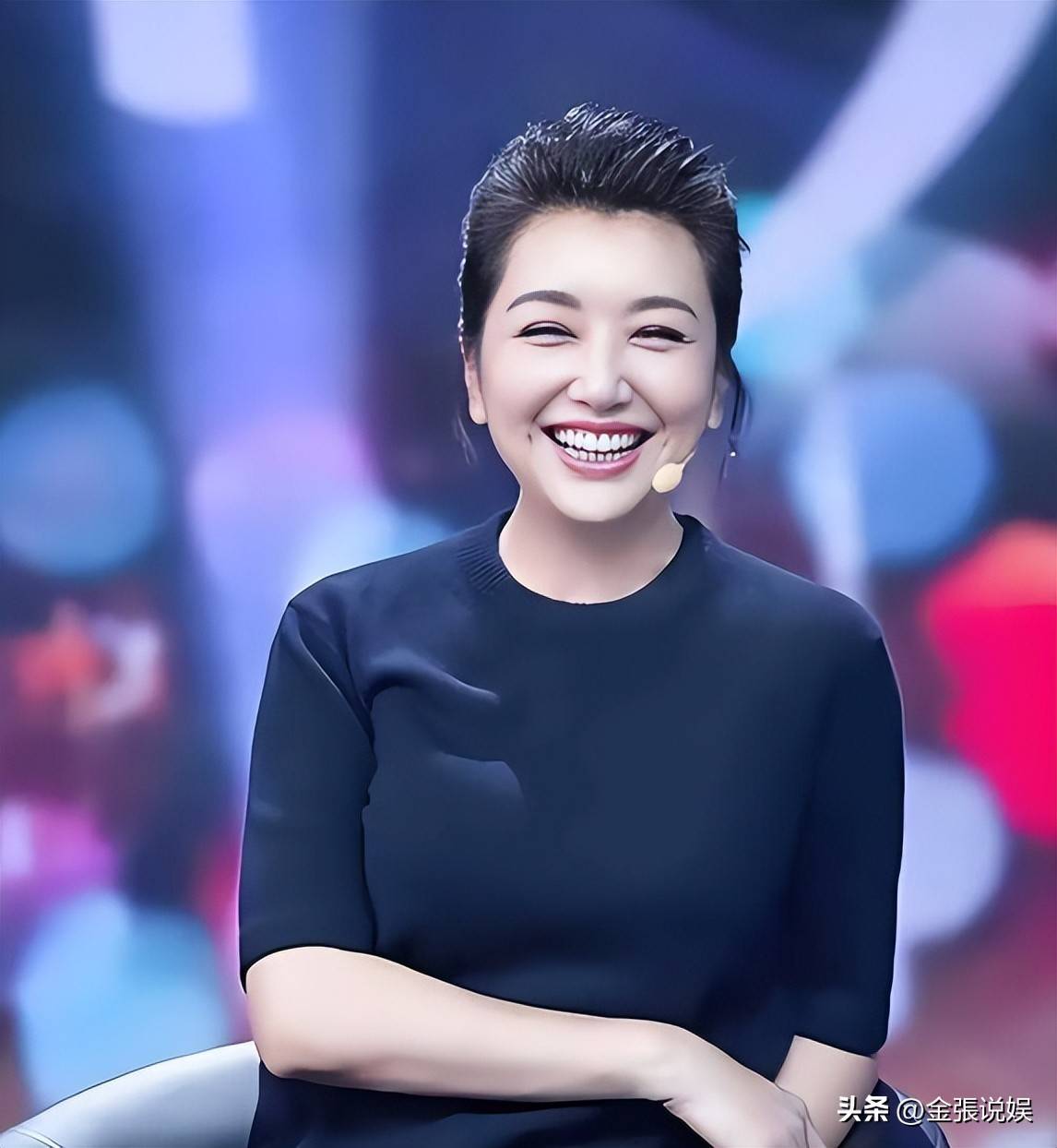 江珊演出获老公探班，56岁田小洁胡子花白好苍老，俩人不像姐弟恋