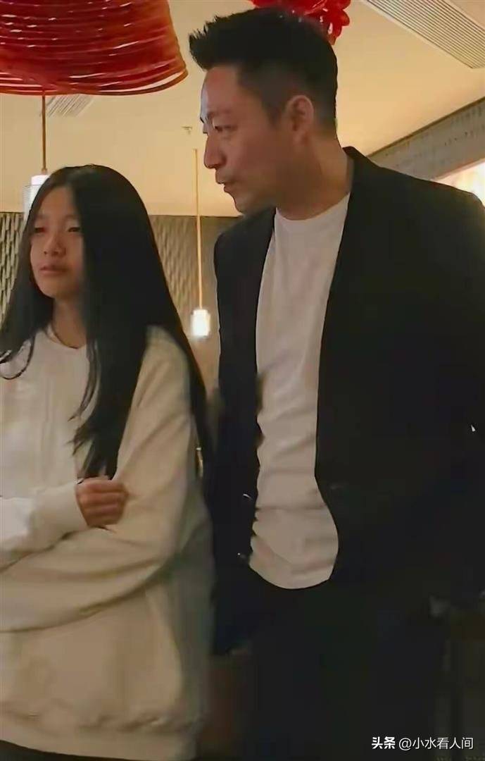 汪小菲带女儿散心，小玥儿眼睛哭红太心疼，韩媒曝大S死因不简单