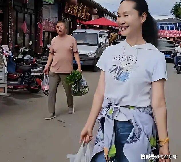 59岁于文华近况曝光！离婚后带女儿嫁给粉丝，如今尽情享受田园生活