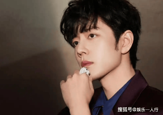 杨幂也没想到，微博之夜换座位风波仅48小时，35岁肖战高调官宣了喜讯