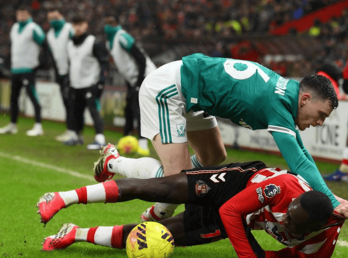 英超联赛免费高清直播+实时赛程+积分预测（2025赛季全覆盖）卫冕冠军险胜英超争四格局大乱：曼联优势微弱领先利物浦3分