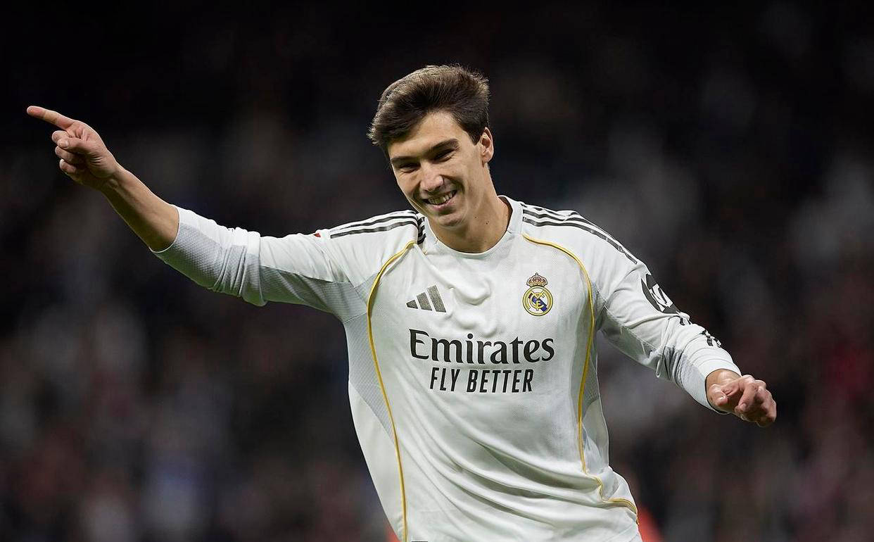 西班牙足球甲级联赛西甲积分榜更新：皇马4-1大胜升至榜首巴萨让出领跑位置