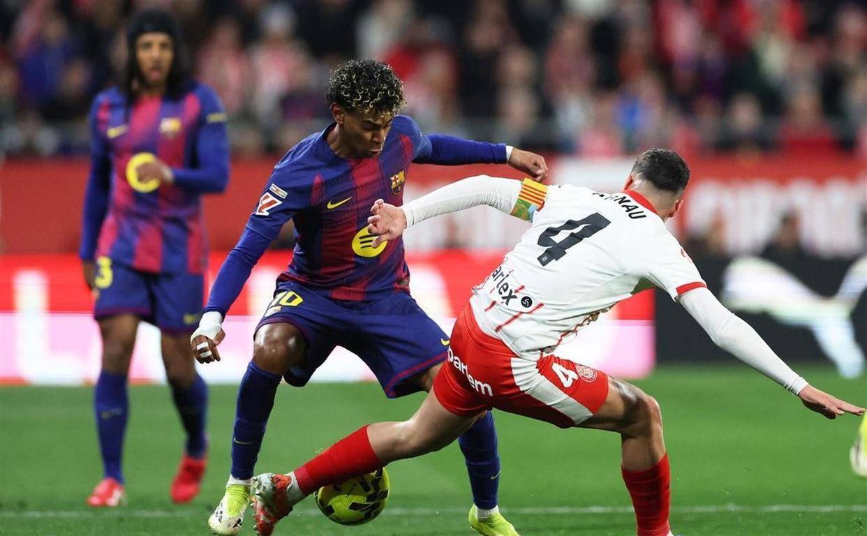 西班牙足球甲级联赛西甲榜首易主！皇马4-