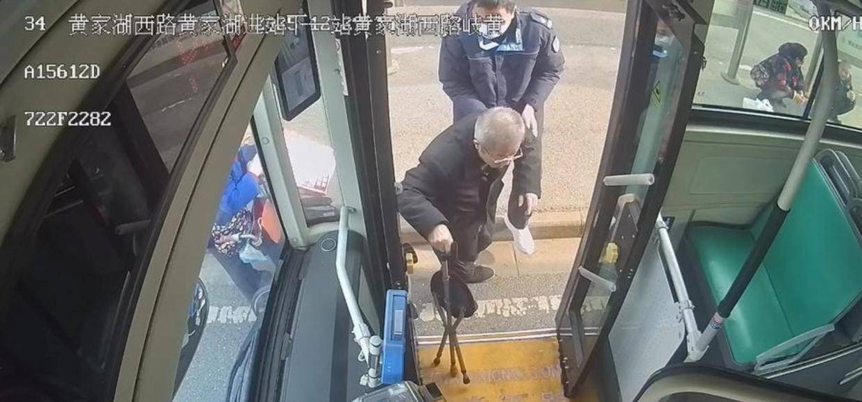 半岛体育- 半岛体育官方网站- APP下载泥地球场搭起大屏老人坐轮椅看球00后吹