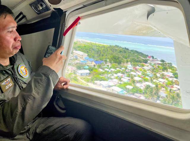 菲律宾官员强登中业岛,收到一条短信,解放军持续亮剑,马科斯的算盘打不响!