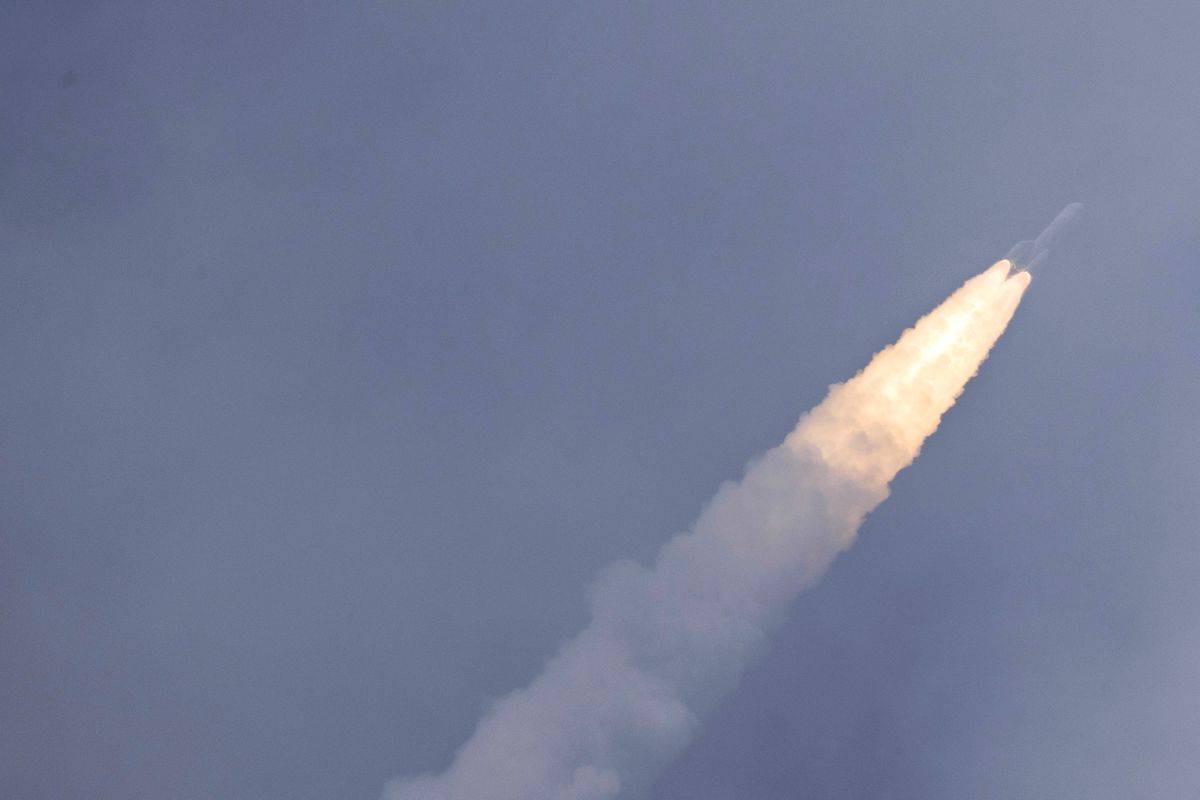 伊朗“霍拉姆沙赫尔-4”导弹穿透铁穹，以色列总理办公室遭毁灭性打击