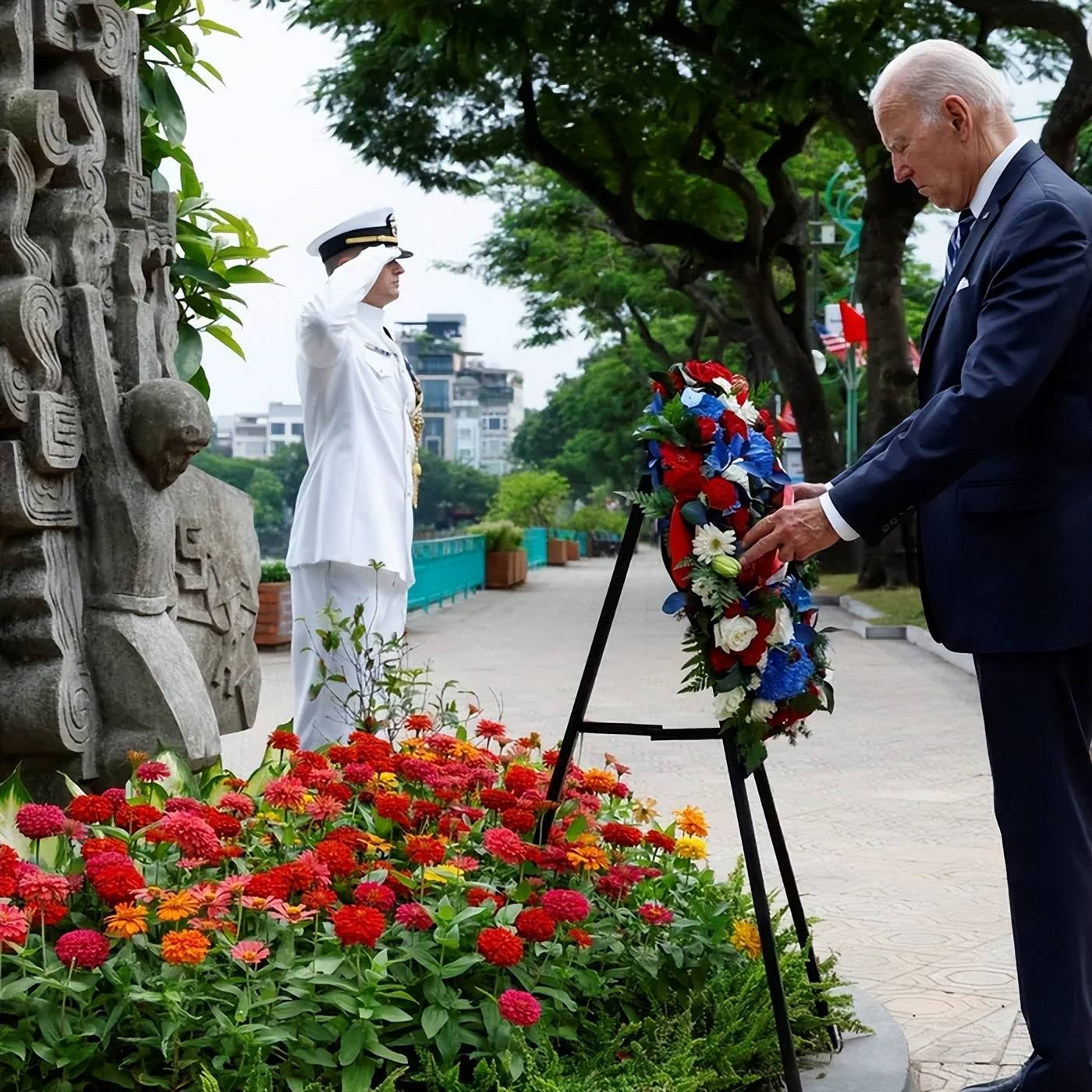 哥别动手,我是美国人!美国飞行员统一跪地投降是有标准的?