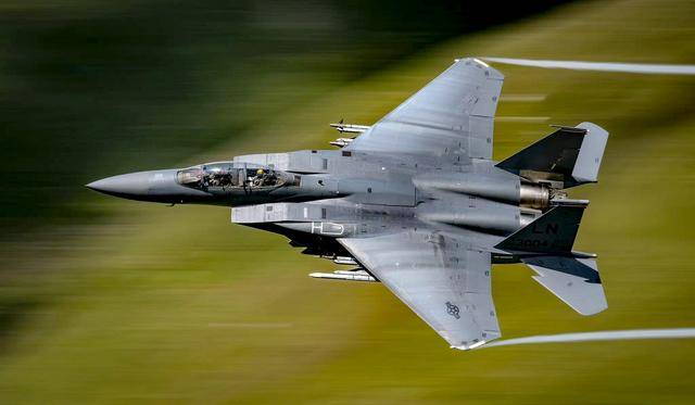 猛打美军基地！大使馆被炸，美军致命短板彻底暴露，伊朗的“杀手锏”还没出