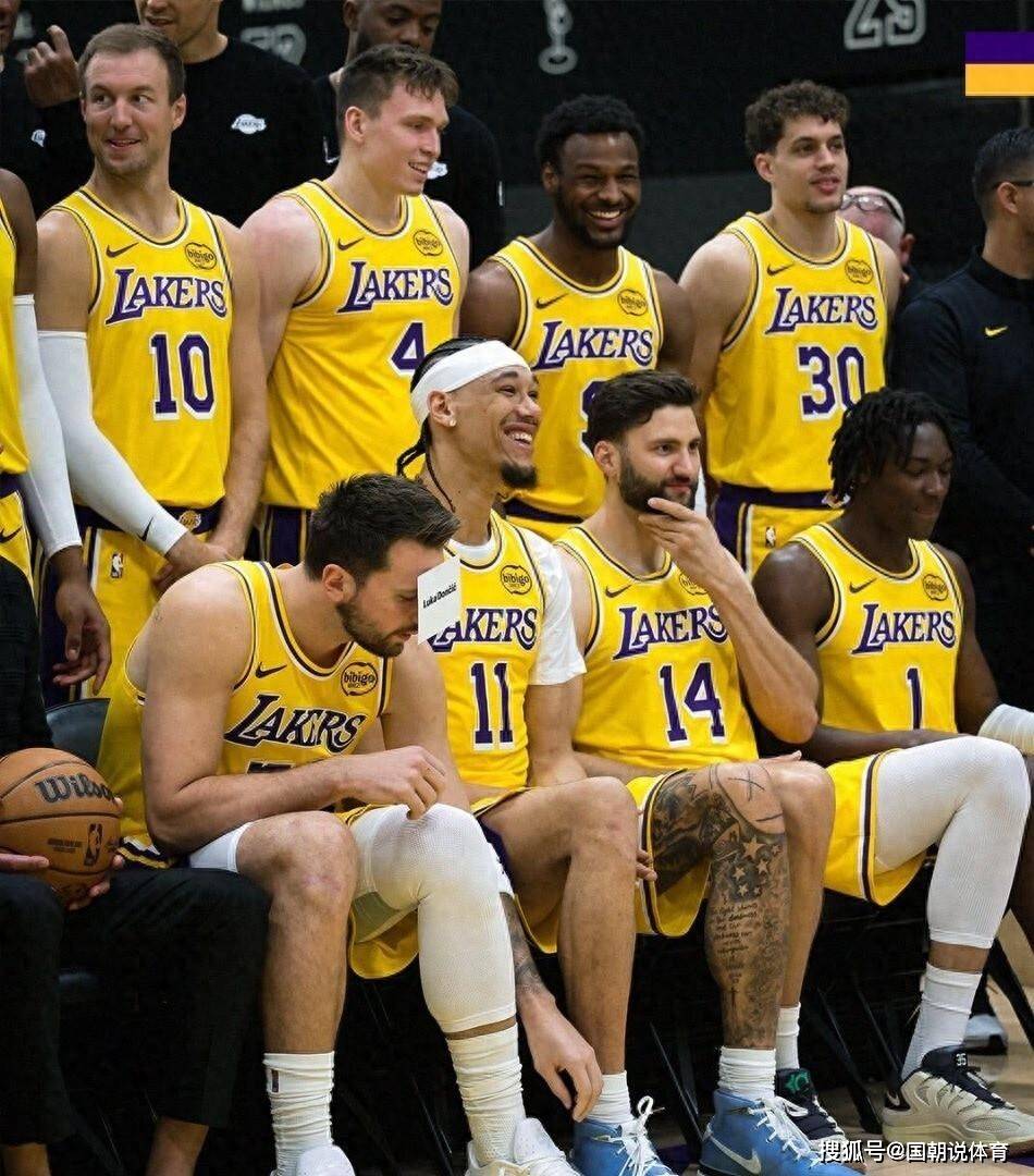 U23亚洲杯_U23亚洲杯直播_赛事直播LIVE欢乐名场面来袭！湖人全队拍摄全家福东契奇搞怪将名字贴在额头詹姆斯与布朗尼同框出镜父子二人全程笑容满面气氛超温馨