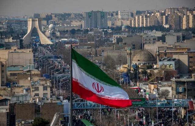 伊朗越打越猛，日本突然打来电话要求放人，结果只换来4个字