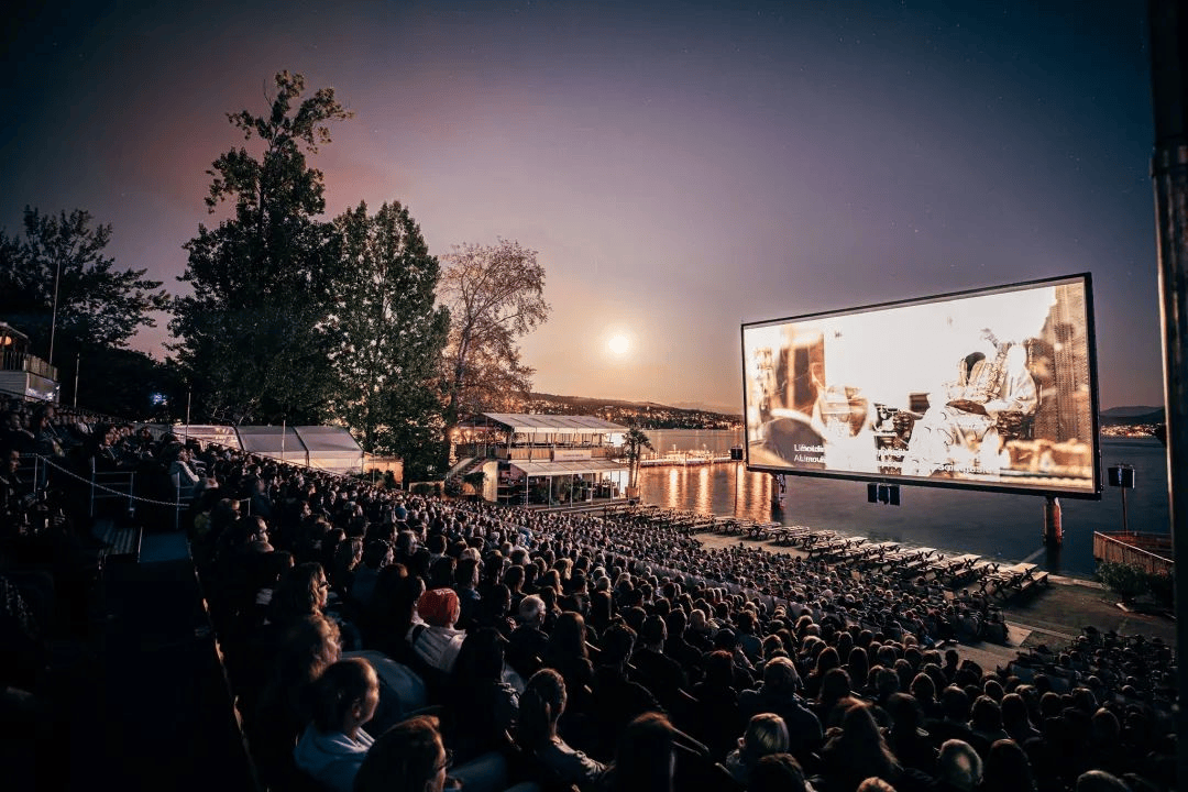 为了不花钱看电影，年轻人把数百部动画、电影搬上了露天电影院